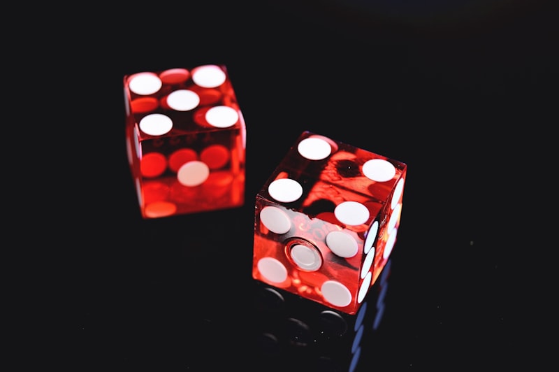 Dés sur fond sombre représentant les probabilités au casino